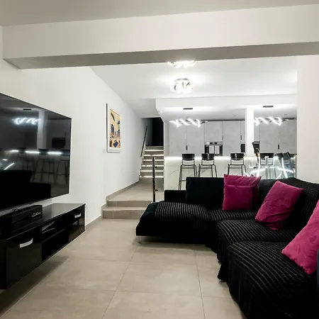 Modern 3 Bedroom With Hot Tub In Адехе