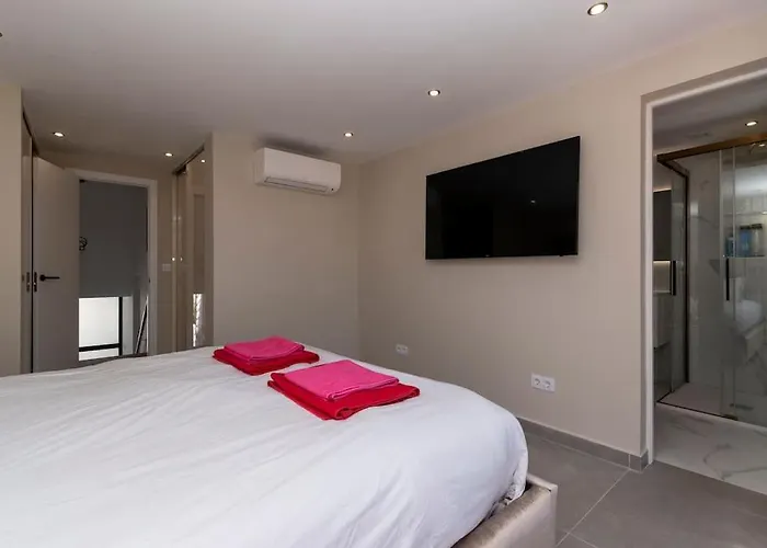 Modern 3 Bedroom With Hot Tub In Вилла Адехе