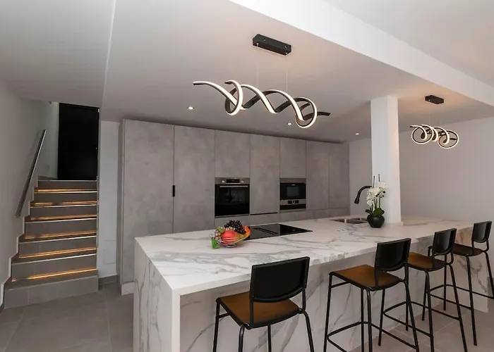 Modern 3 Bedroom With Hot Tub In Вилла