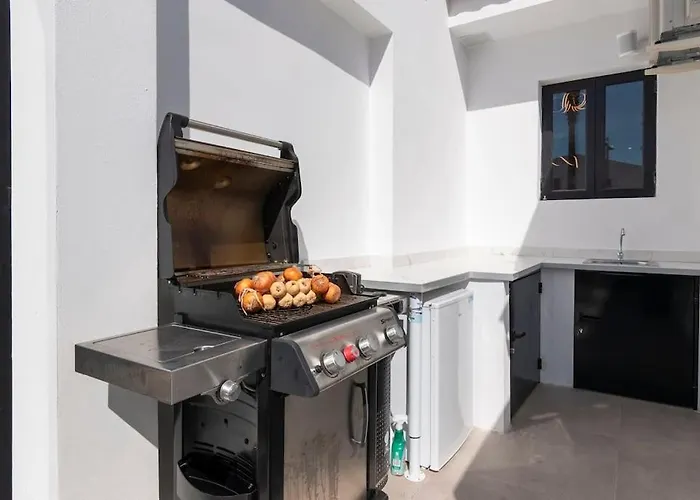 Modern 3 Bedroom With Hot Tub In * Адехе