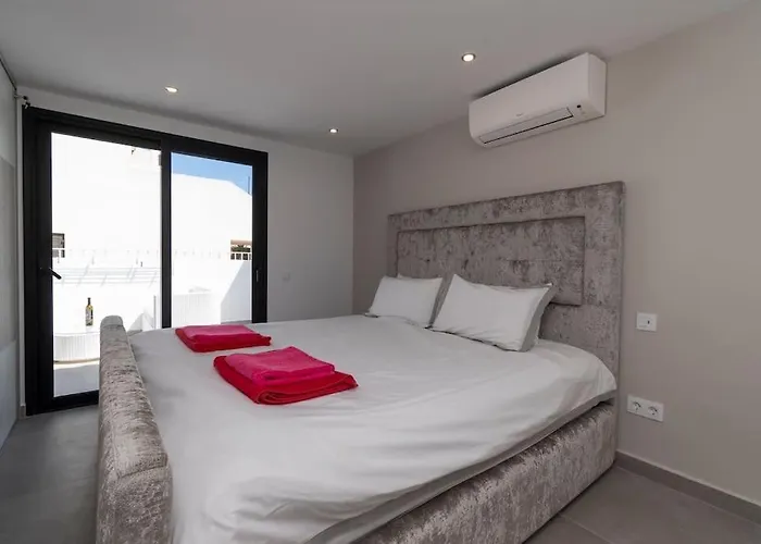 Modern 3 Bedroom With Hot Tub In