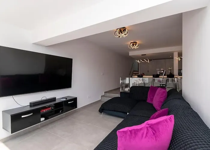 Modern 3 Bedroom With Hot Tub In * Адехе