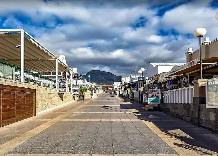 Modern 3 Bedroom With Hot Tub In Адехе