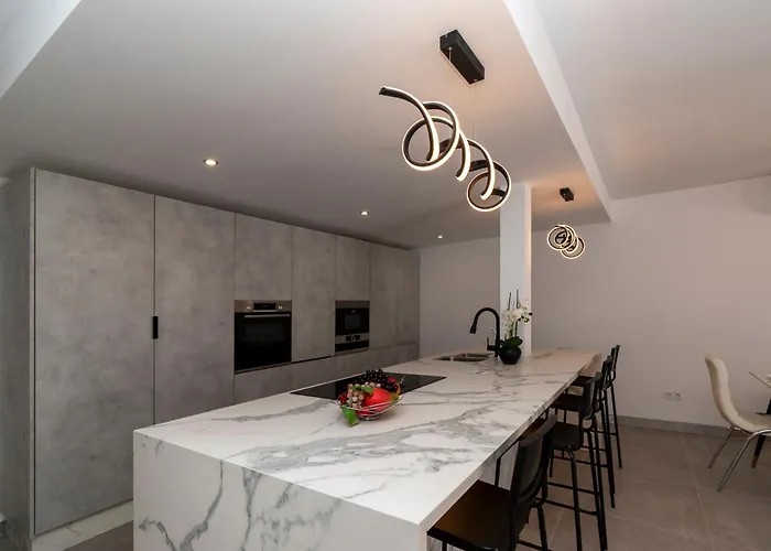 Modern 3 Bedroom With Hot Tub In Адехе