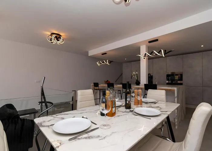 Вилла Modern 3 Bedroom With Hot Tub In *