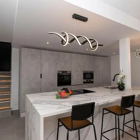 Modern 3 Bedroom With Hot Tub In Villa