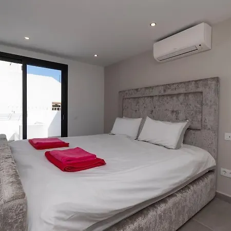 Modern 3 Bedroom With Hot Tub In