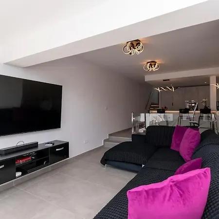 Modern 3 Bedroom With Hot Tub In * Costa Adeje (Tenerife)