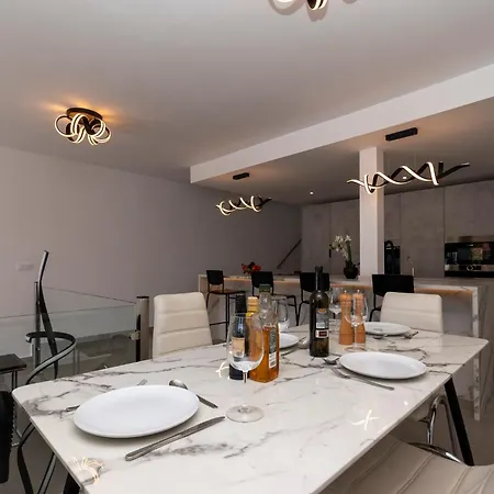 Villa Modern 3 Bedroom With Hot Tub In *