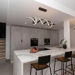 Modern 3 Bedroom With Hot Tub In Willa