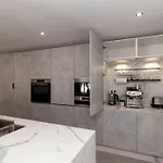 Modern 3 Bedroom With Hot Tub In Willa *