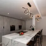 Modern 3 Bedroom With Hot Tub In Costa Adeje (Tenerife)